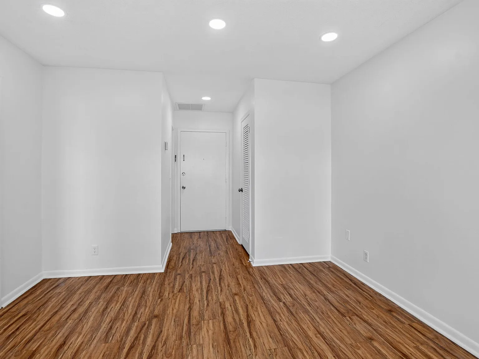 1 bed, 1.5 bath, 735 sqft, $1,825 — Photo 4