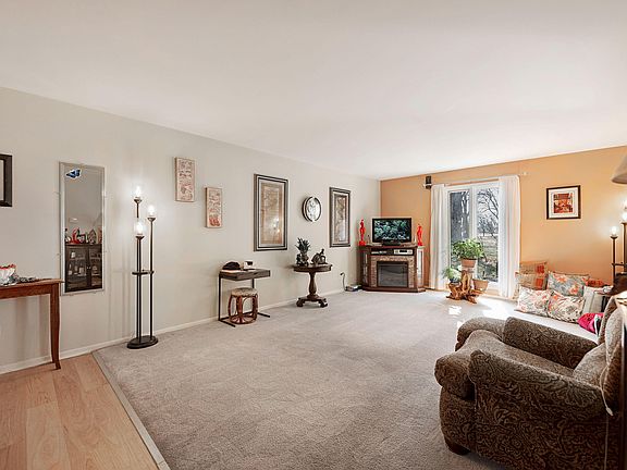 5th image of 450 Old Stone Rd APT 2