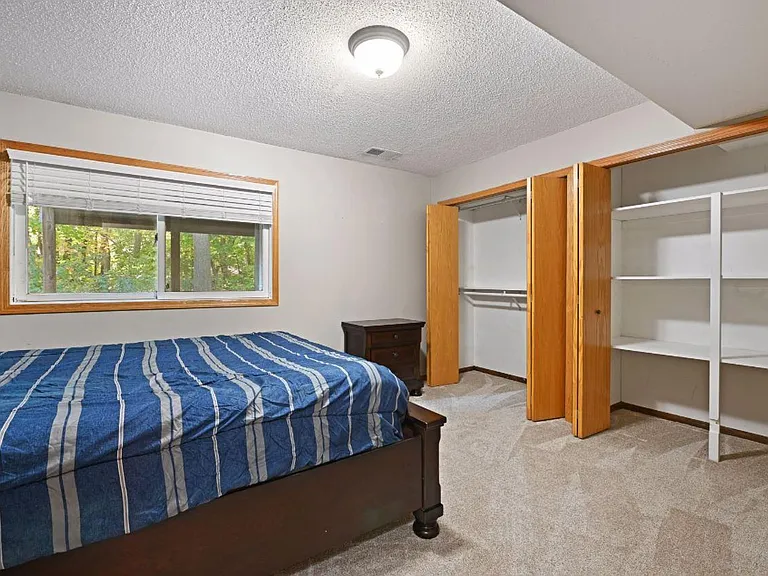 1815 Black Oaks Ln N — Photo 18