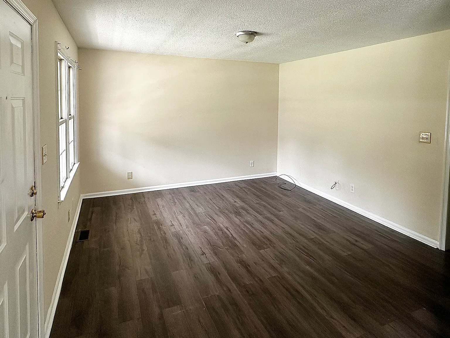 4105 Wooddale Ln — Photo 2