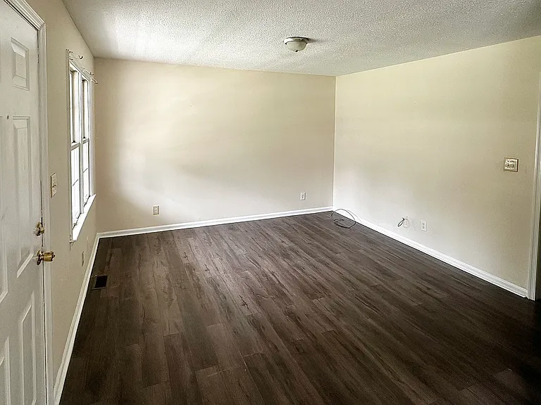 4105 Wooddale Ln — Photo 2
