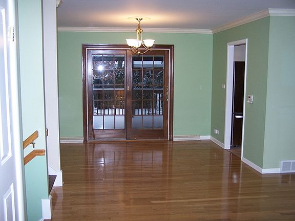 4th image of 296 Leahy Cir S