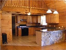 Large kitchen, all appliances stay