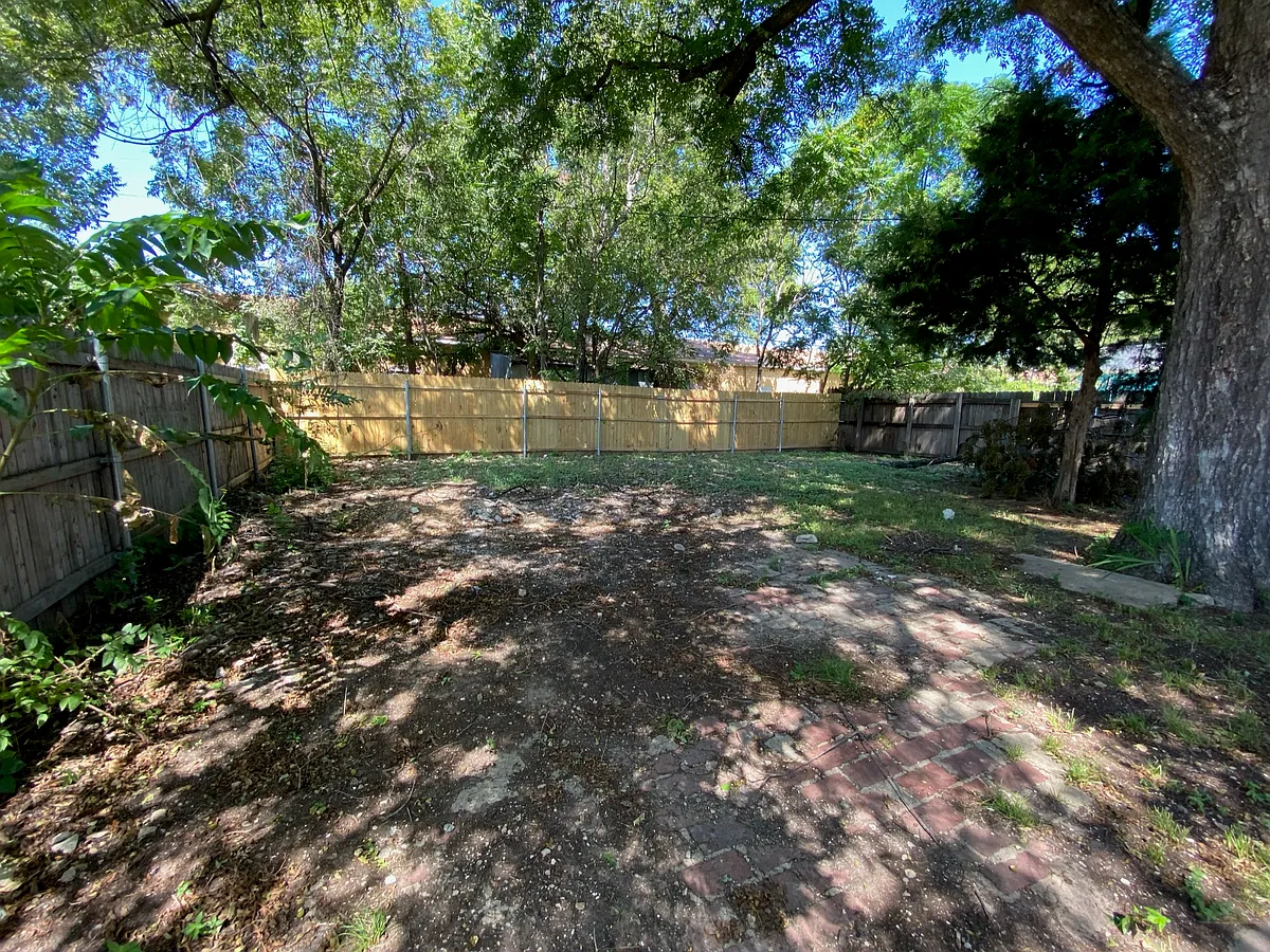 Building Photo - 2722 Travis Ave