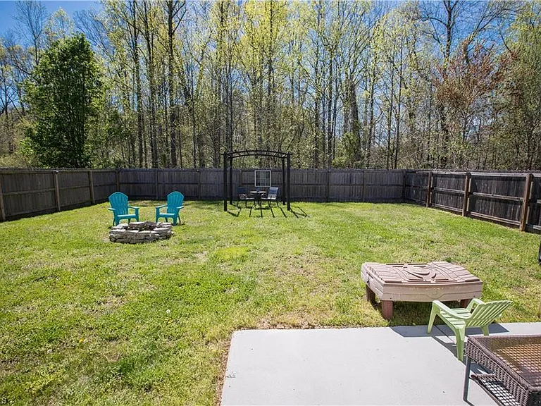 2110 Longburn Dr — Photo 11