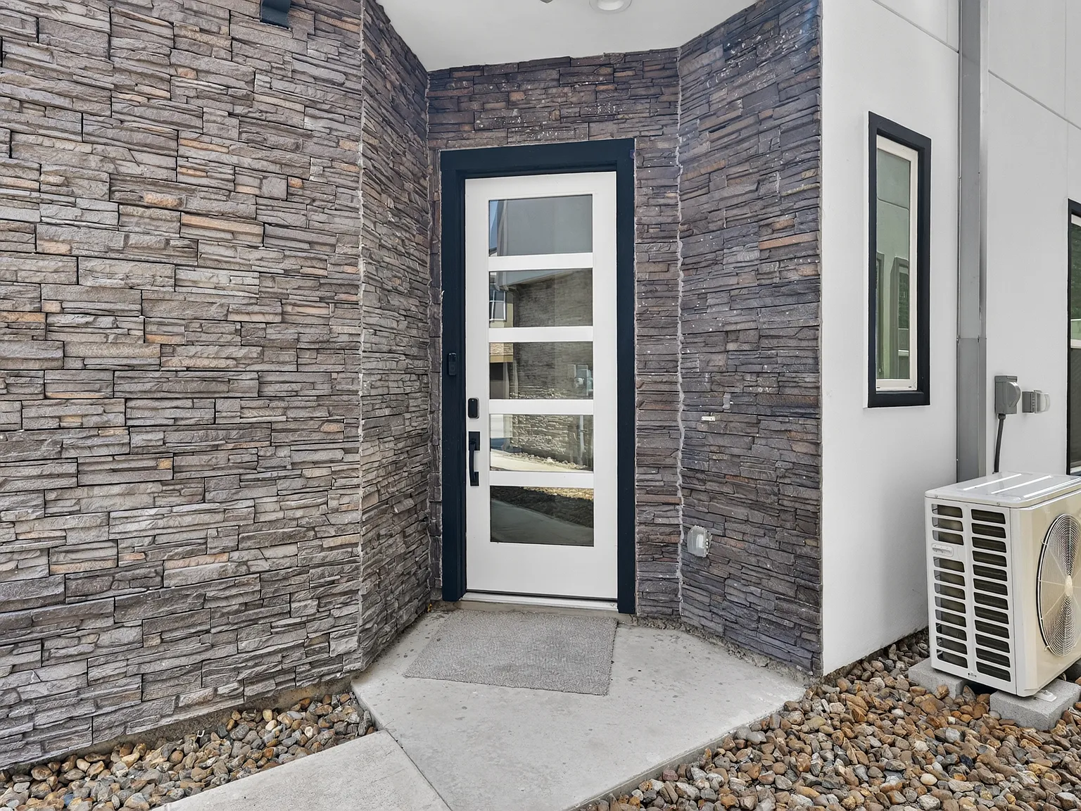 3 bed, 2.5 bath, 2101 sqft, $5,750 — Photo 2