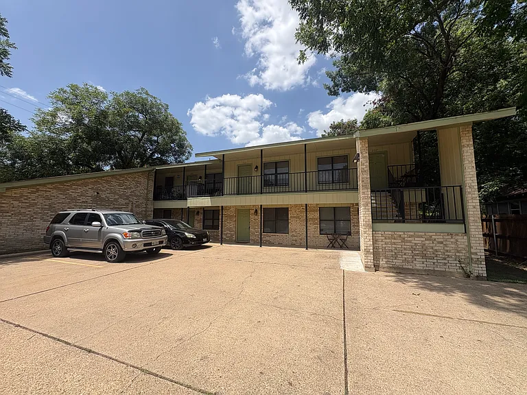 906 N Austin St — Photo 16