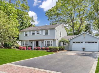 32 Whitfield Ln, Coram, NY 11727