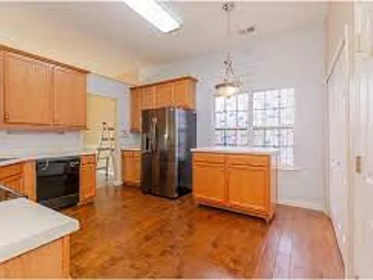 902 Satinwood Dr — Photo 4