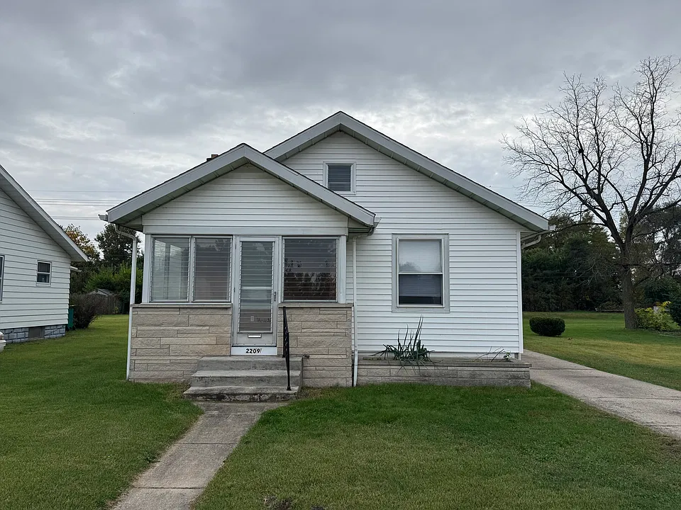 2209 E 4th St