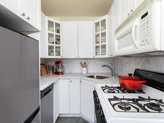 3rd image of 166 E 96th St APT 7C