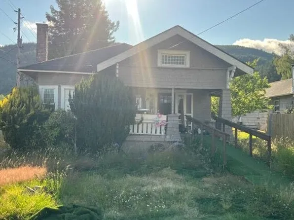 1104 Gaylord St, Raymond, WA 98577