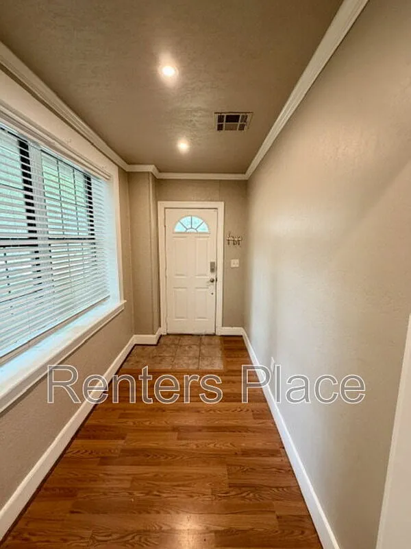 3 bed, 3.0 bath, 1637 sqft, $1,550 — Photo 2