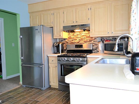 3rd image of 28910 Fountain St