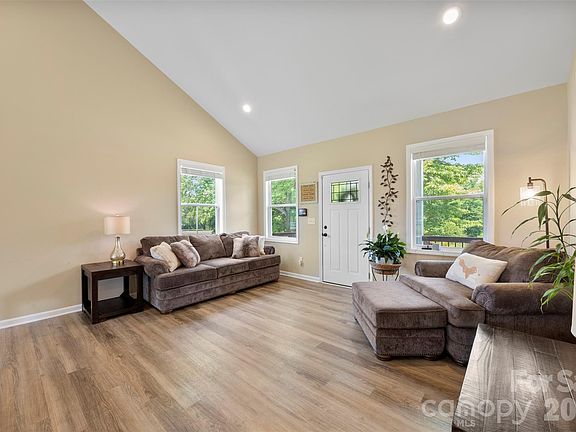 5th image of 3121 Suffolk Dr