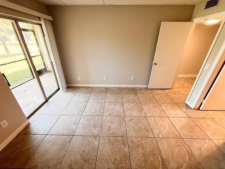 1106 Meadows Cir — Photo 14