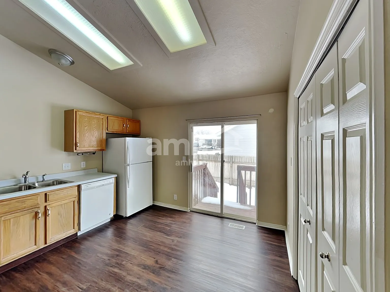 4 bed, 3.0 bath, 2070 sqft, $2,630 — Photo 4