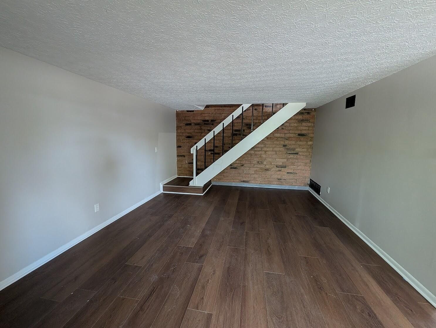 Listing photo 4 for 2440 Burgandy Ln #B