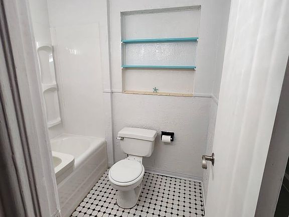 3rd image of 1050 1/2 19th Ave N #1