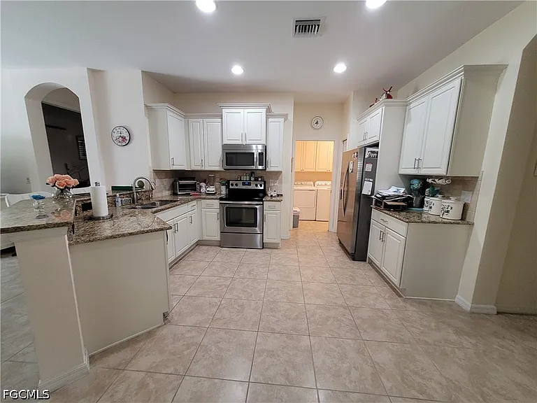 10714 Cetrella Dr — Photo 9