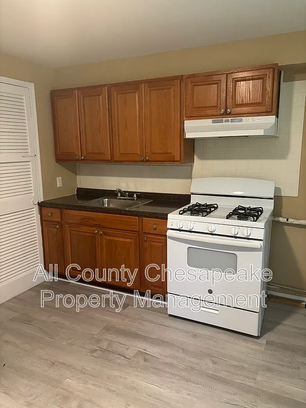 3 bed, 1.0 bath, $1,500 — Photo 4
