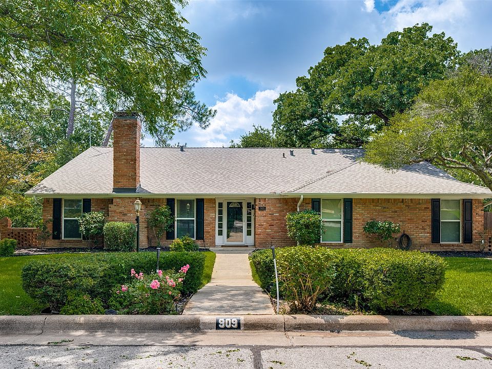 1st image of 909 Edgecliff Dr