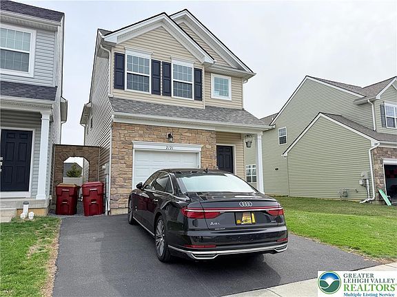 2nd image of 2121 Huntington Ln