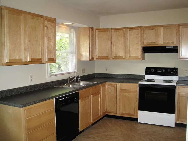 2404 Lyndhurst Dr — Photo 2