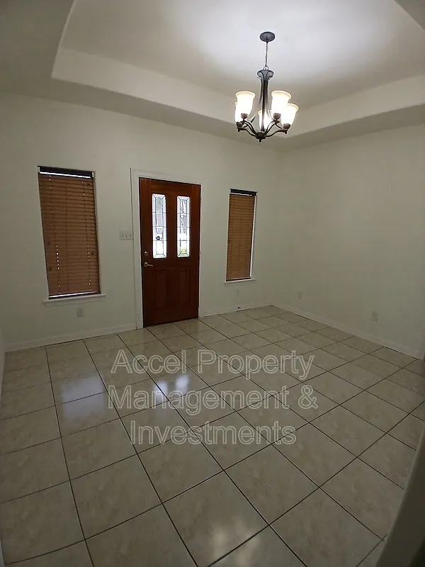 5 bed, 4.0 bath, 2715 sqft, $1,850 — Photo 2