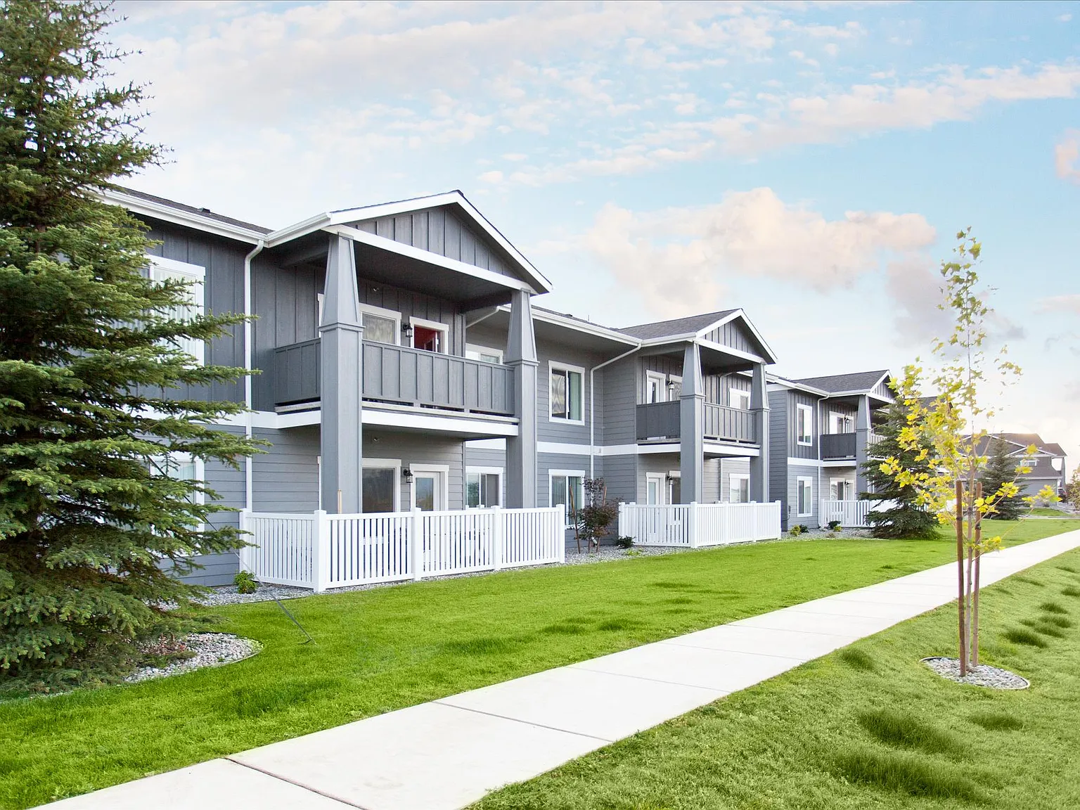 Prairie Pointe Apartments and Townhomes — Photo 2