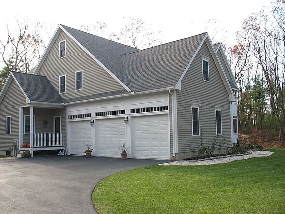 3 Car Garage w/Side Entry