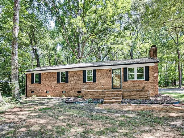 374 Yow Dr, Seagrove, NC 27341