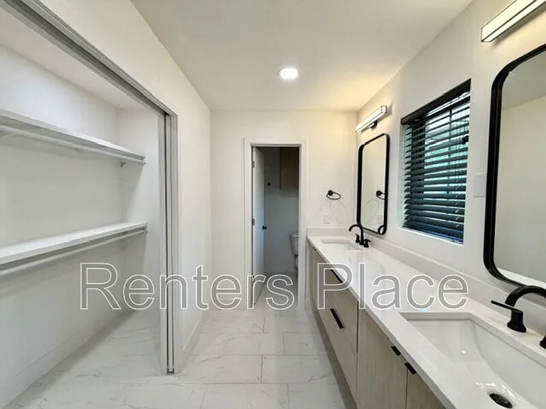 2616 E 58th St S — Photo 24