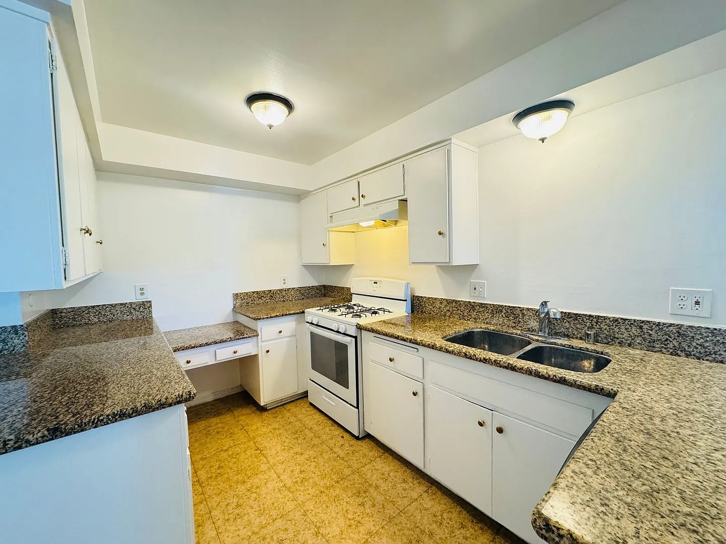 2340 W. Greenacre Ave — Photo 3