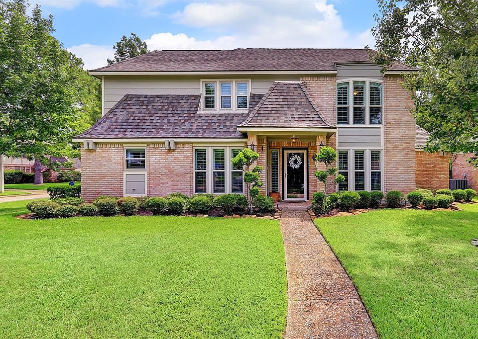 Welcome Home! This home sits on a large corner lot with fabulous curb appeal!
