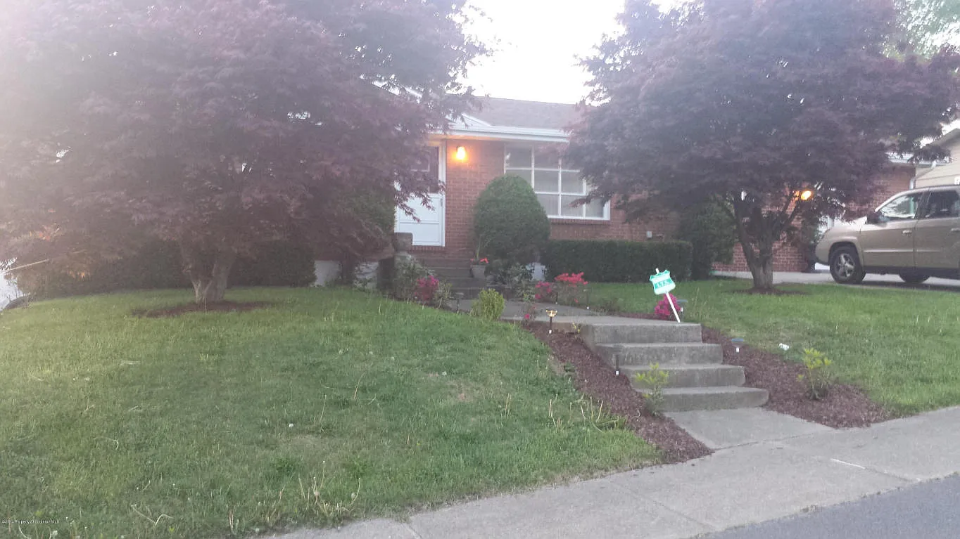 109 Parkwood Ave photo 1