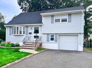 7 Hobart Ct, Rochelle Park, NJ 07662