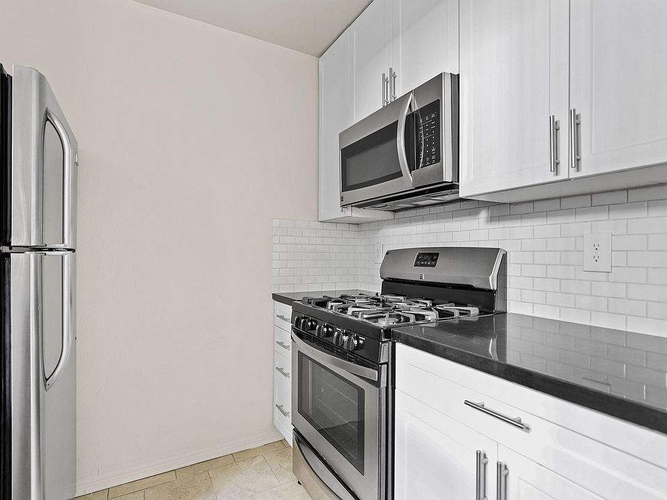 1st image of 1561 S Barrington Ave #6bdfab911