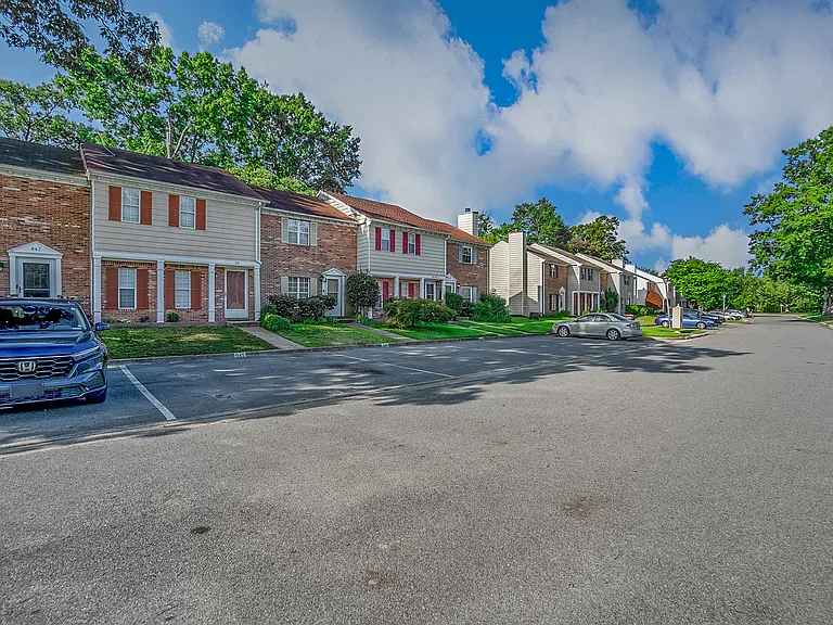 945 Captains Ct — Photo 2