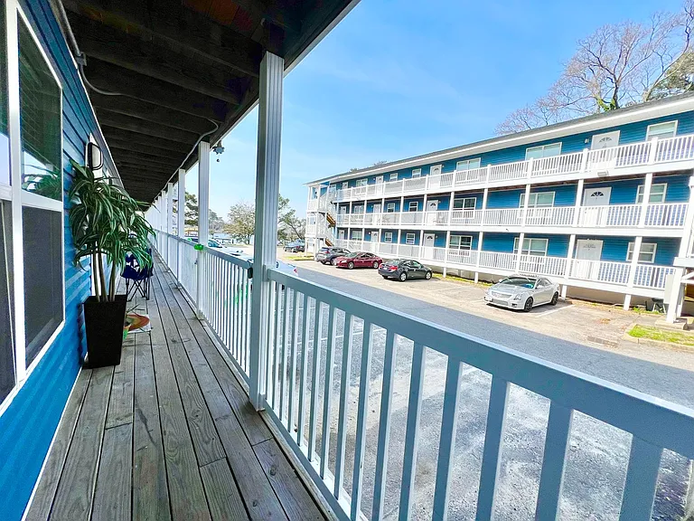 Pelican Dock Apartments — Photo 25