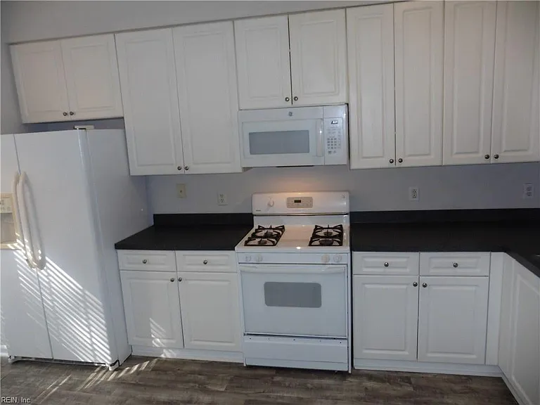 2364 Charing Cross Rd — Photo 8