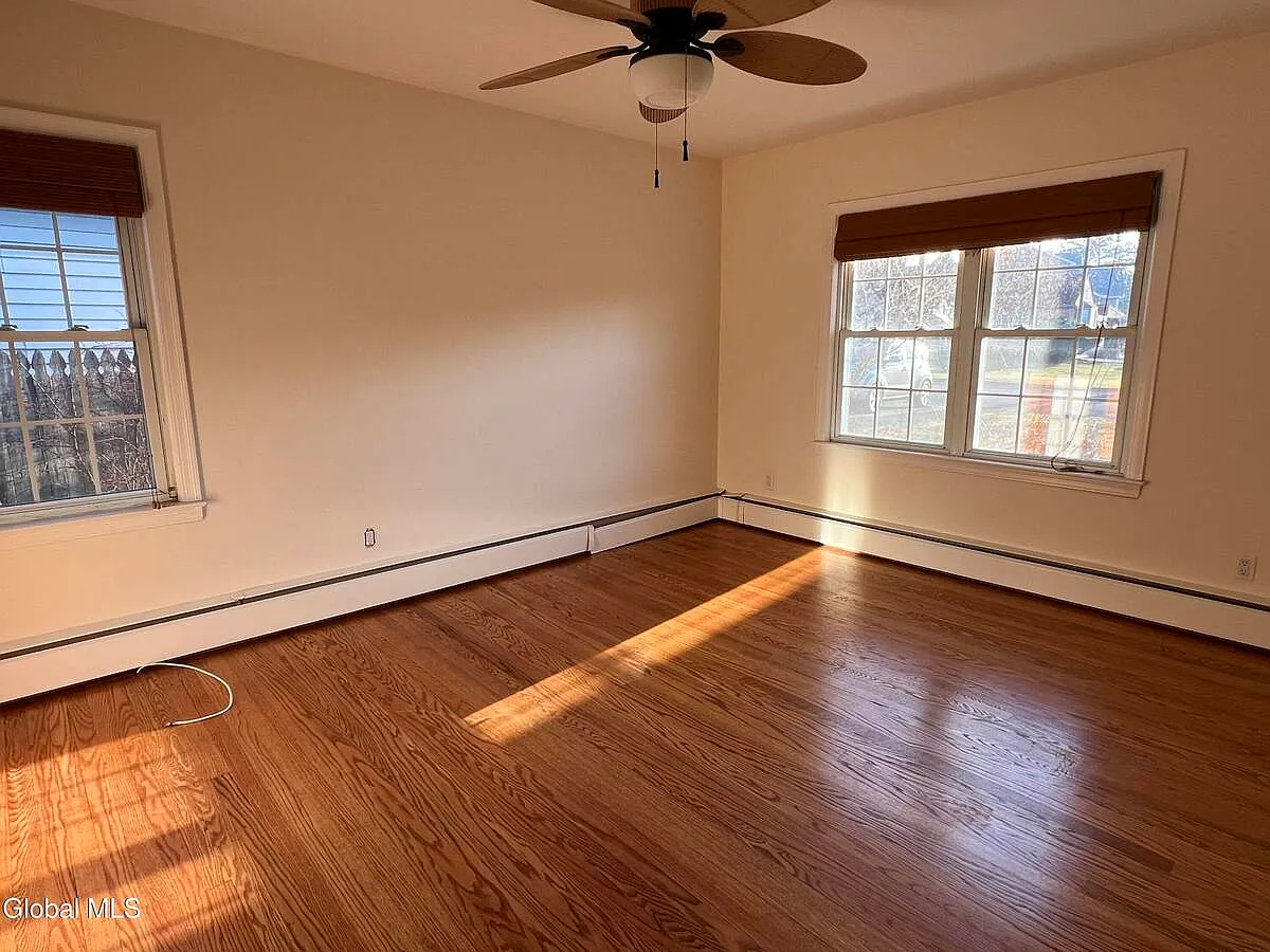 2 bed, 1.0 bath, 1090 sqft, $2,400 — Photo 4