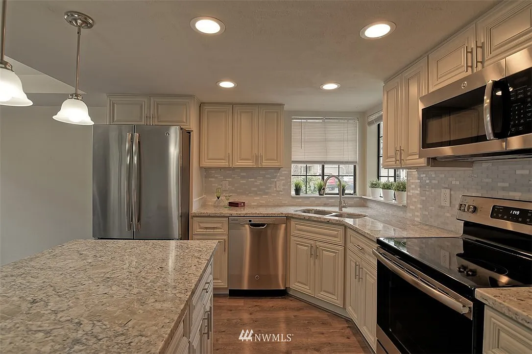 3 bed, 2.5 bath, 1306 sqft, $2,950 — Photo 3