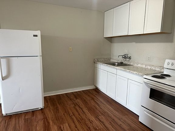 2nd image of 441 Clarence St #6