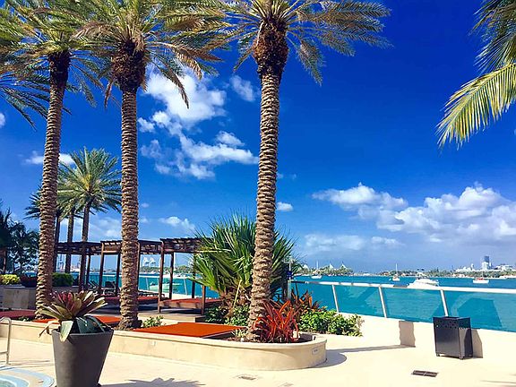 Flamingo South Beach unit 1112 - Waterfront cabana area at t