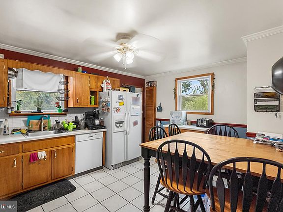 5th image of 22 Castle Ct