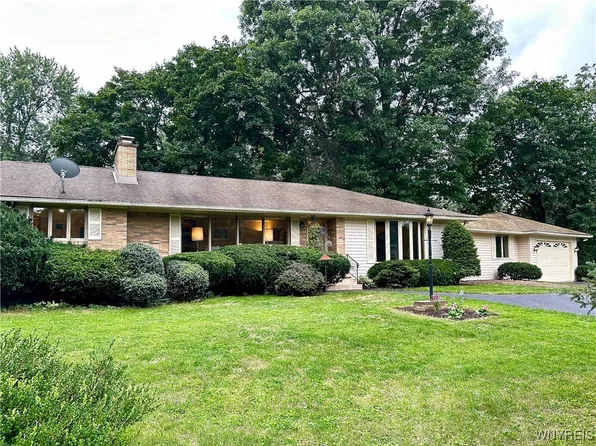 484 Creekside Dr, Alden, NY 14004
