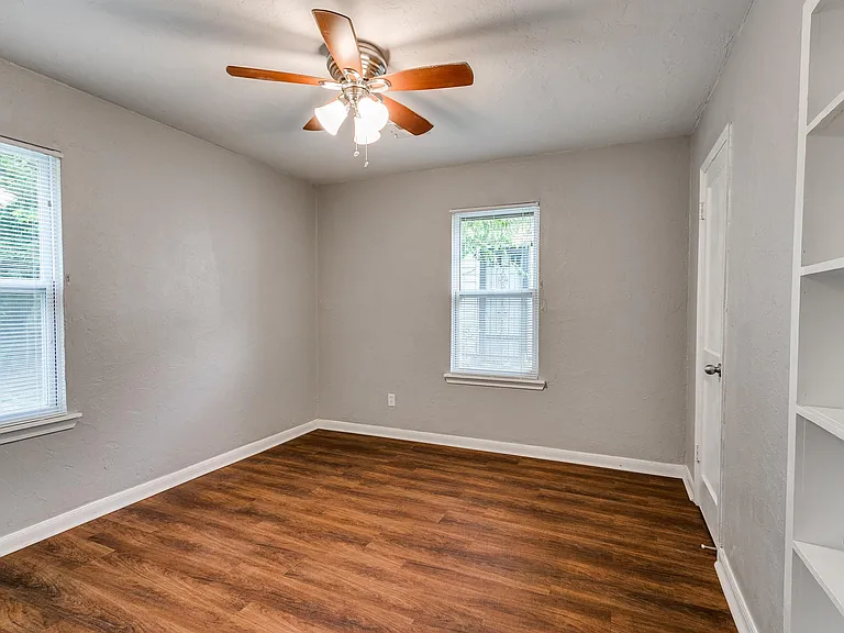 213 W Jacobs Dr — Photo 12