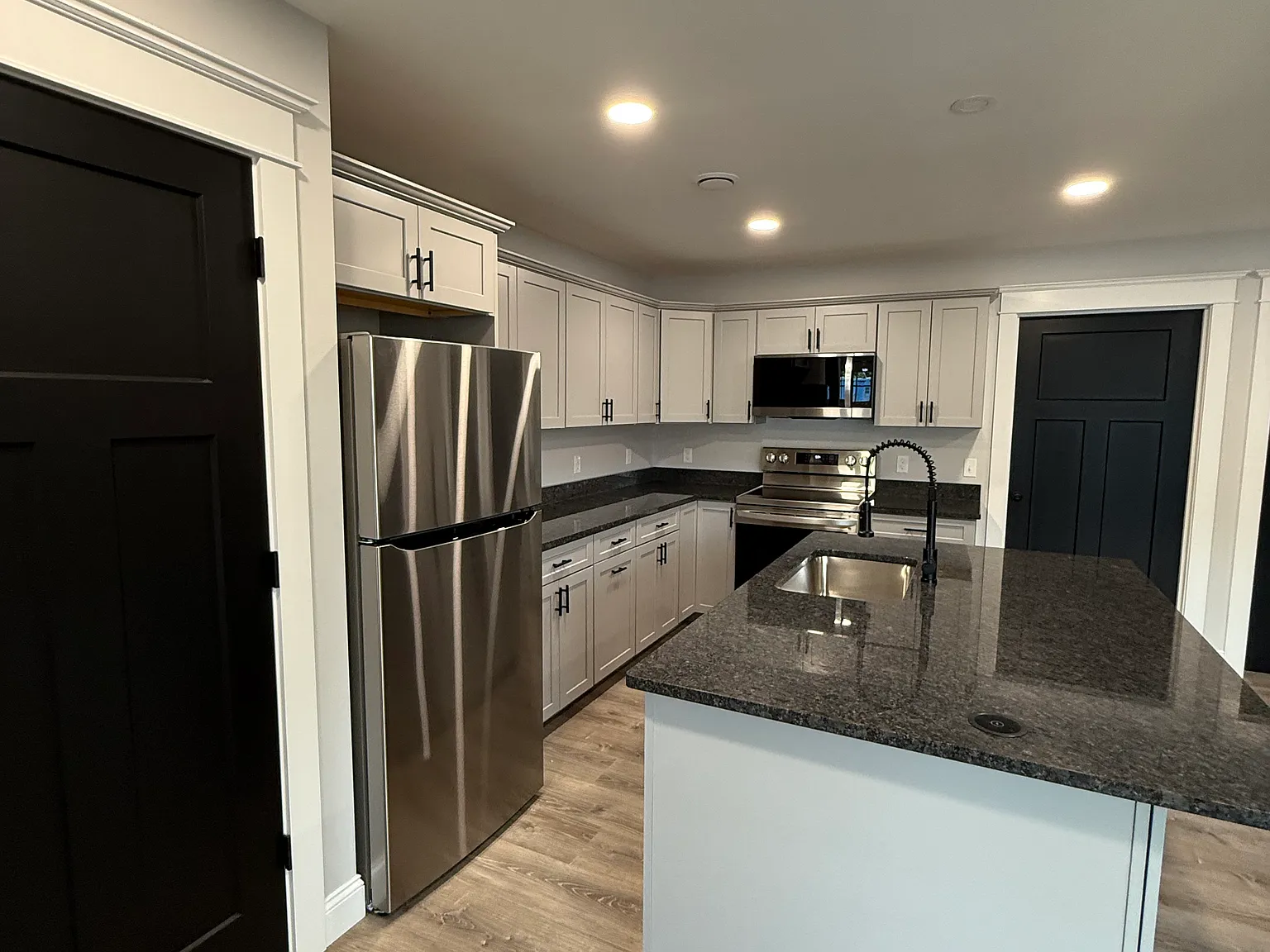 2 bed, 720 sqft, $2,000 — Photo 2