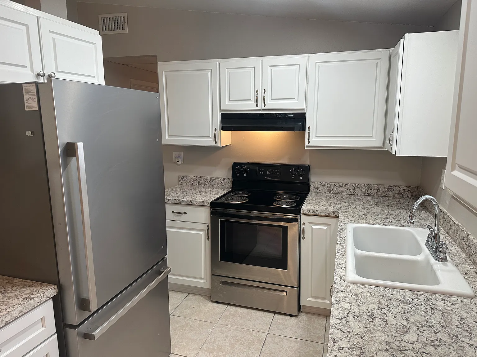 2 bed, 900 sqft, $1,560 — Photo 4